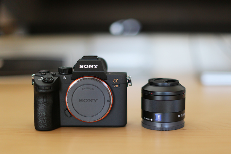 SONY α7 IIIとSonnar T* FE 35mm F2.8 ZAを並べて撮影