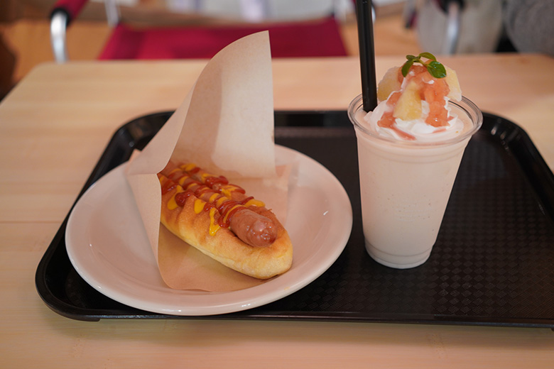 HUM&Go#香林坊アトリオ店 白桃スムージーとホットドッグ