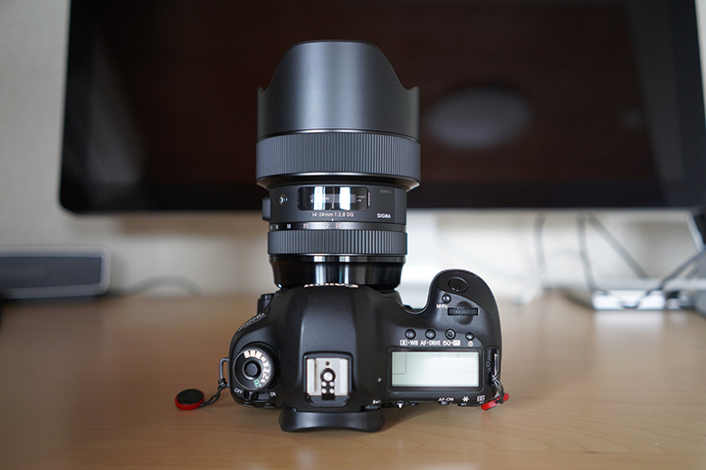 SIGMA 14-24mm F2.8 DG HSM をCanon 5D mark3に取り付け 上から