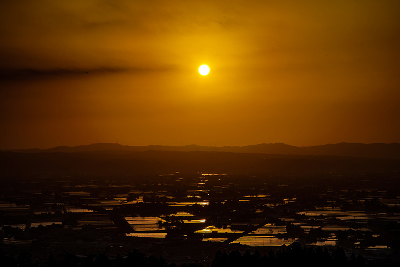 閑乗寺公園から見る砺波平野に映る夕日