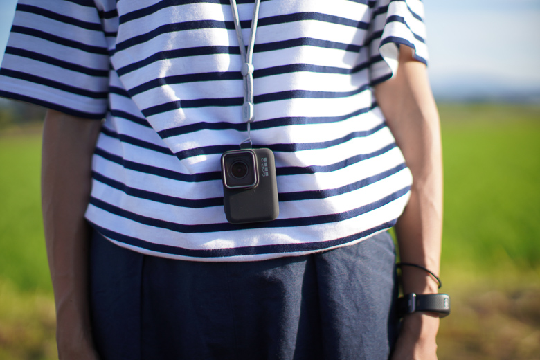 GoPro Sleeve + Lanyard を使って首からぶら下げる。