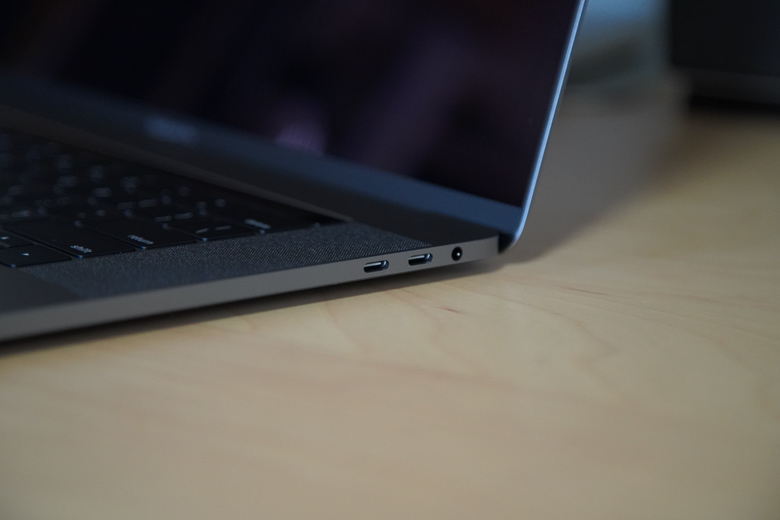 新型MacBook Pro 右側USB-Cポート