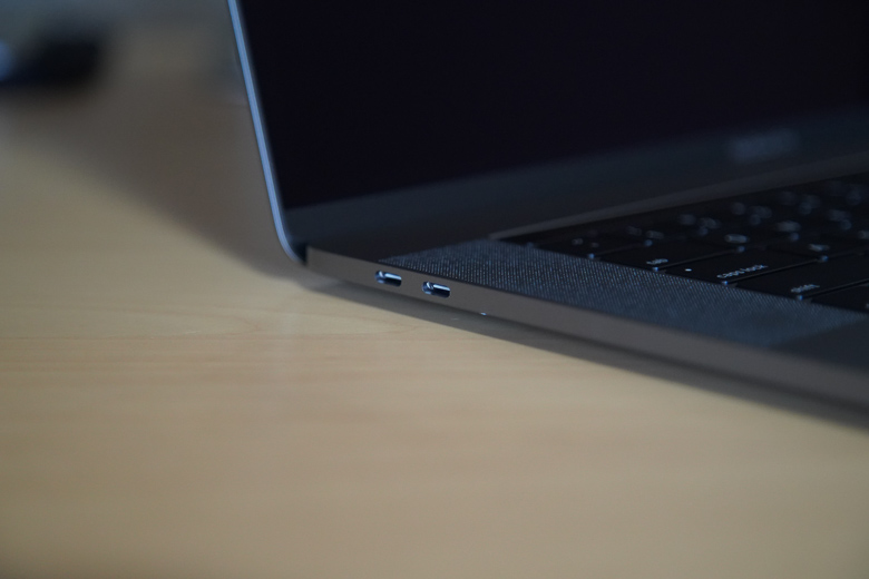 新型MacBook Pro 左側USB-Cポート