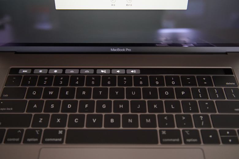 新型MacBook Pro 第3世代バタフライキーボードとタッチバー