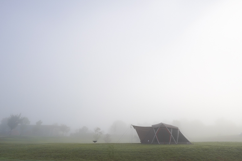 スノーピーク ヘッドクォーターズ キャンプフィールドの霧