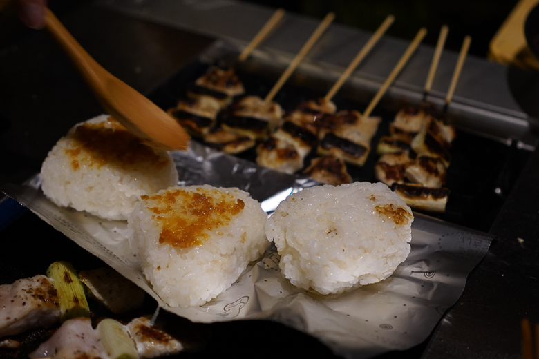 雨飾高原キャンプ場で焼きおにぎり