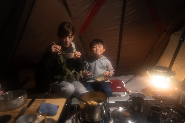 リビングシェルロングPro.内での食事の様子。