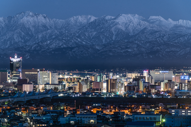 富山市と立山連峰