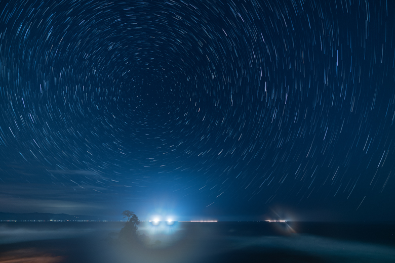 雨晴海岸の星の軌跡写真