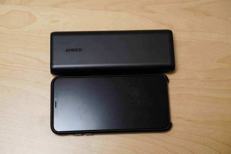 Anker PowerCore 20100とiPhone Xs MAXとの大きさ比較