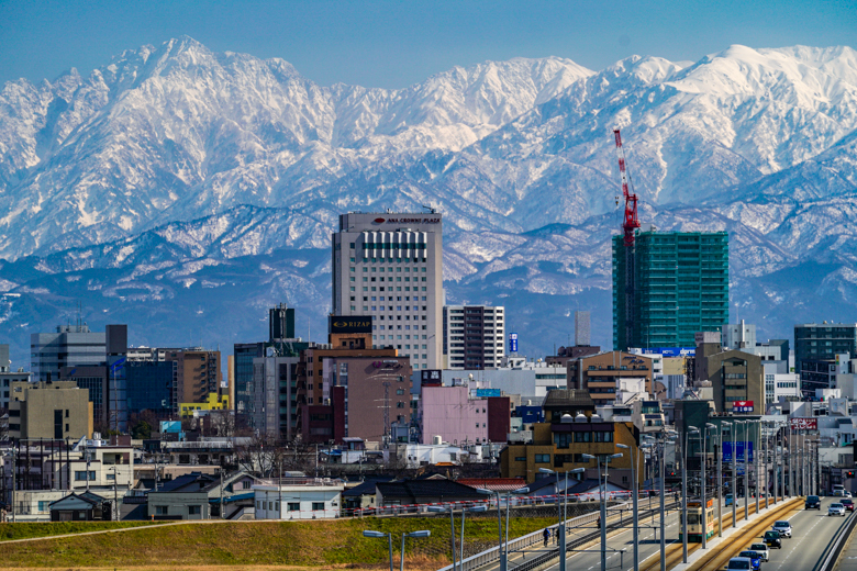 富山市と立山連峰