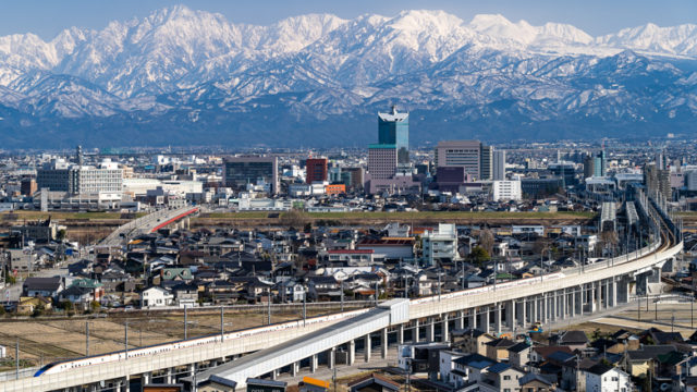 北陸新幹線と立山連峰