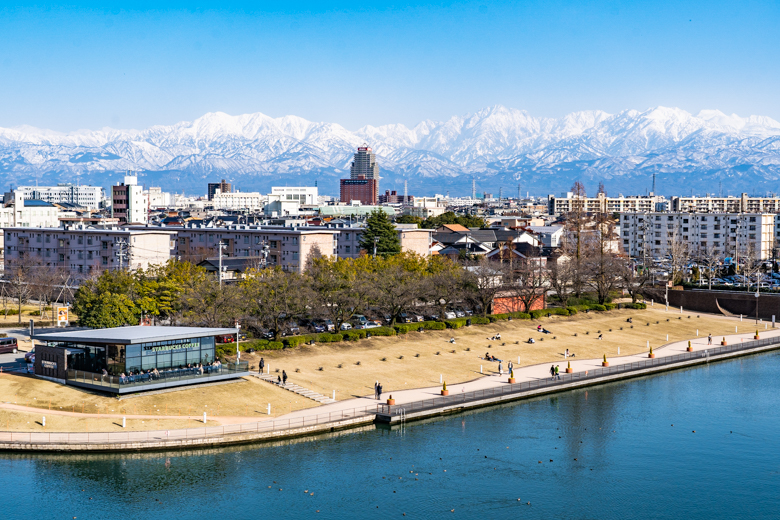 環水公園のスターバックスと立山連峰