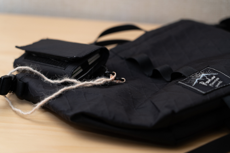 MINIMALIGHTのPLAY WALLET – X-PACにRIDGE MOUNTAIN GEARのDyneema Wallet Codeをつけた写真