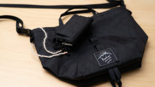 MINIMALIGHTのPLAY WALLET – X-PACにRIDGE MOUNTAIN GEARのDyneema Wallet Codeをつけた写真