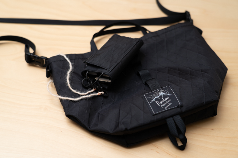 MINIMALIGHTのPLAY WALLET – X-PACにRIDGE MOUNTAIN GEARのDyneema Wallet Codeをつけた写真