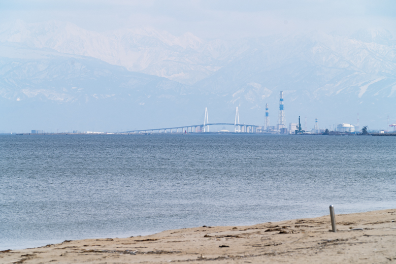 氷見海岸から撮影した新湊大橋