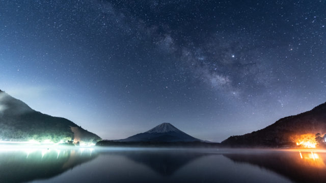 精進湖で撮影した富士山と天の川の写真