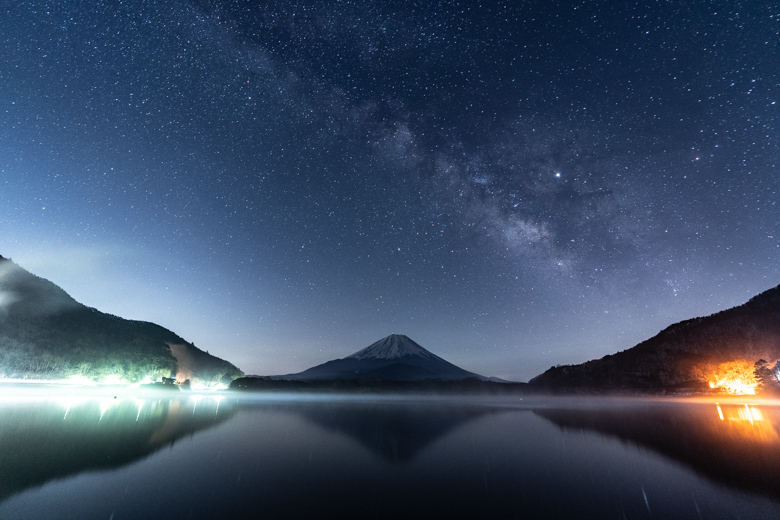 精進湖で撮影した富士山と天の川の写真