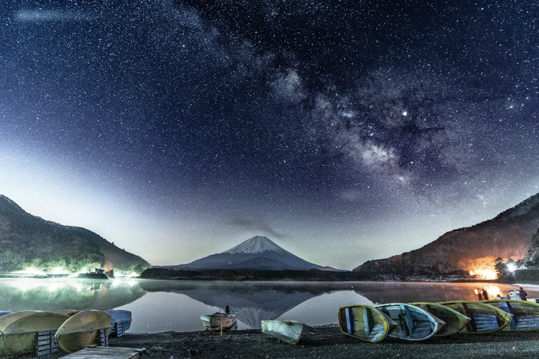 精進湖で撮影した富士山と天の川の写真