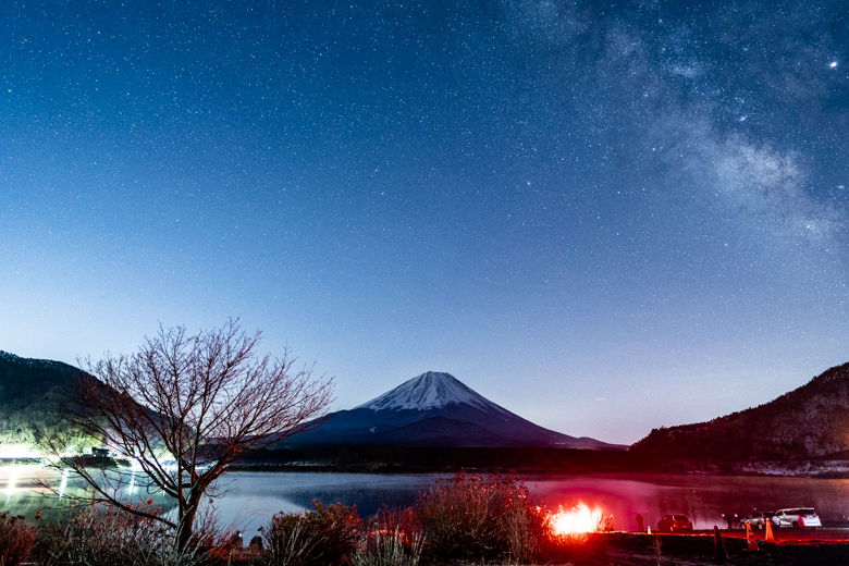 精進湖で撮影した富士山と天の川の写真