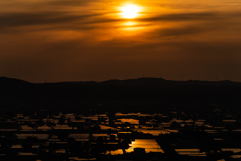 閑乗寺公園から散居村と夕日