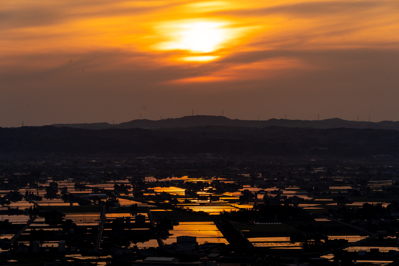 閑乗寺公園から散居村と夕日