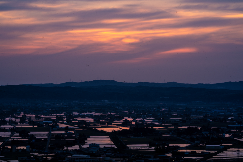 閑乗寺公園から散居村と夕日