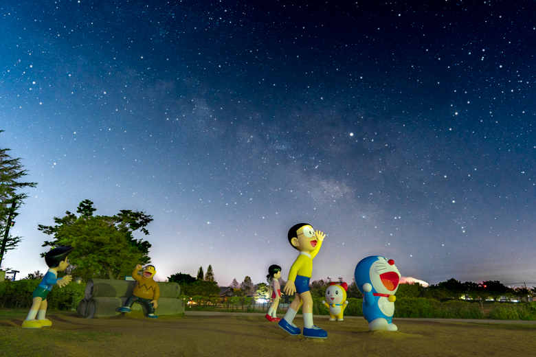 おとぎの森公園 ドラえもんを入れて天の川を撮影