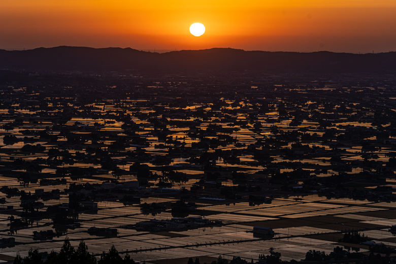 散居村と夕日