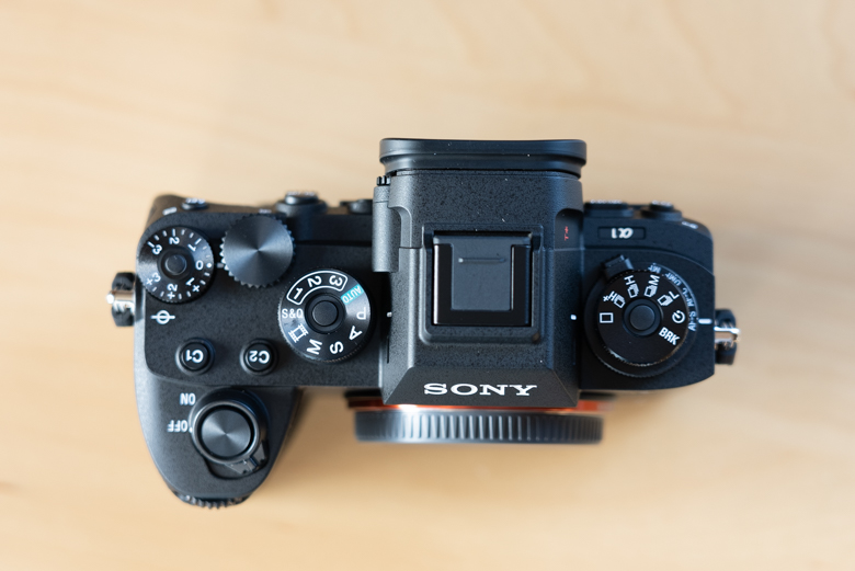 SONY α1（ILCE-1）本体を上から見た写真